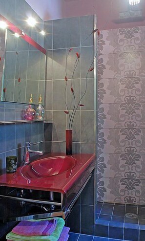 Habitación doble | Baño | Ducha, secador de pelo, zapatillas y bidé