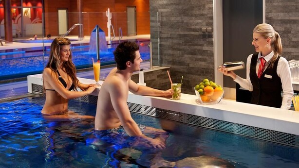 Poolside bar - Hotel Vitality (Vendryne)