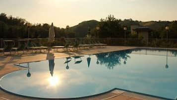 Una piscina al aire libre de temporada