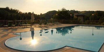 Una piscina al aire libre de temporada