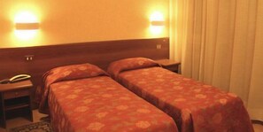 Minibar, brankas, dan didekorasi berbeda-beda