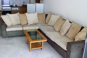 Suite junior, 1 habitación, vista al mar | Área de sala de estar