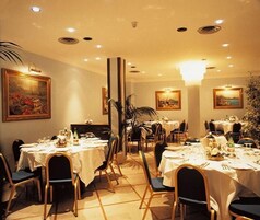 Se sirven almuerzos y cocina mediterránea, con vista a la playa