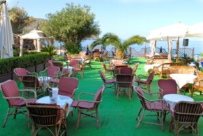 Serveert lunch, Mediterrane gerechten, strandzicht 