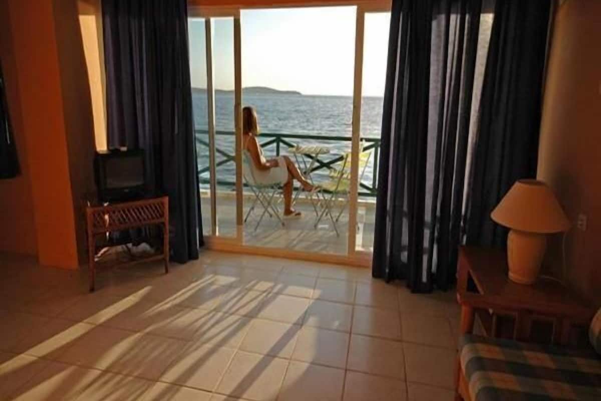 Suite | Area keluarga | Televisi 15-inci dengan saluran TV premium