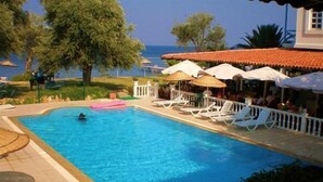Outdoor pool, sun loungers - Hotel Polat Riva (Burhaniye)