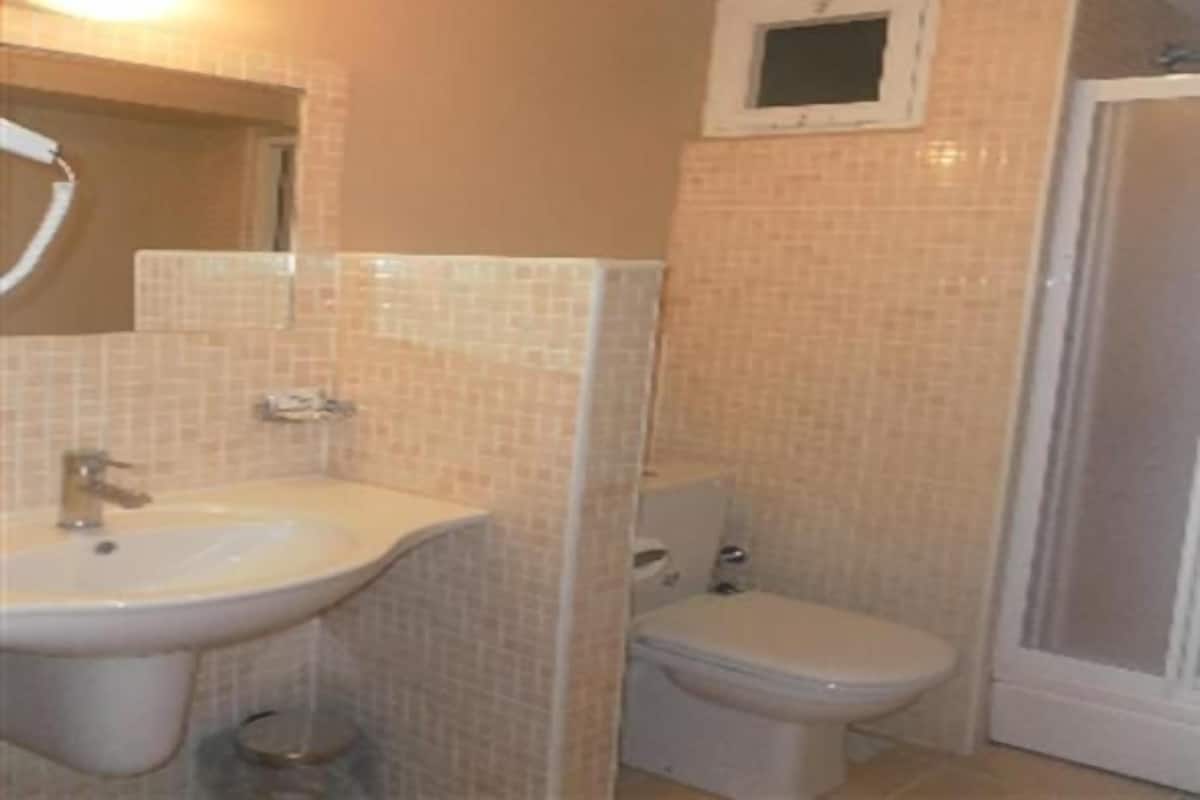 Kombinasi shower/bathtub, pancuran hujan, dan pengering rambut