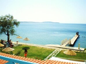 Una playa cerca, bar en la playa