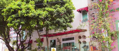 المنشأة من الخارج