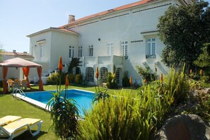 Superior Villa, 4 Bedrooms, Kitchenette, Poolside | Pool | Seasonal outdoor pool, pool umbrellas, sun loungers - Roses Village B&B (Vila Nova de Gaia)