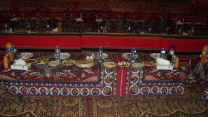 Petit déjeuner et dîner servis sur place, spécialités Cuisine locale