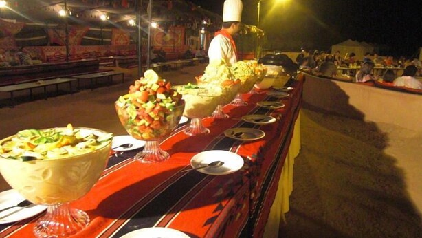 Phục vụ bữa sáng và bữa tối 