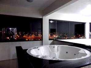Front of property – evening/night - Maestro Executive Hotel (Toledo)