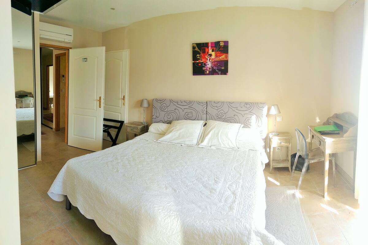 Premium bedding, in-room safe, individually decorated