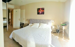 Premium bedding, in-room safe, individually decorated