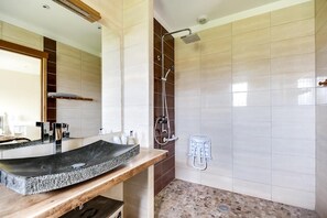 Shower, rainfall showerhead, free toiletries, hair dryer