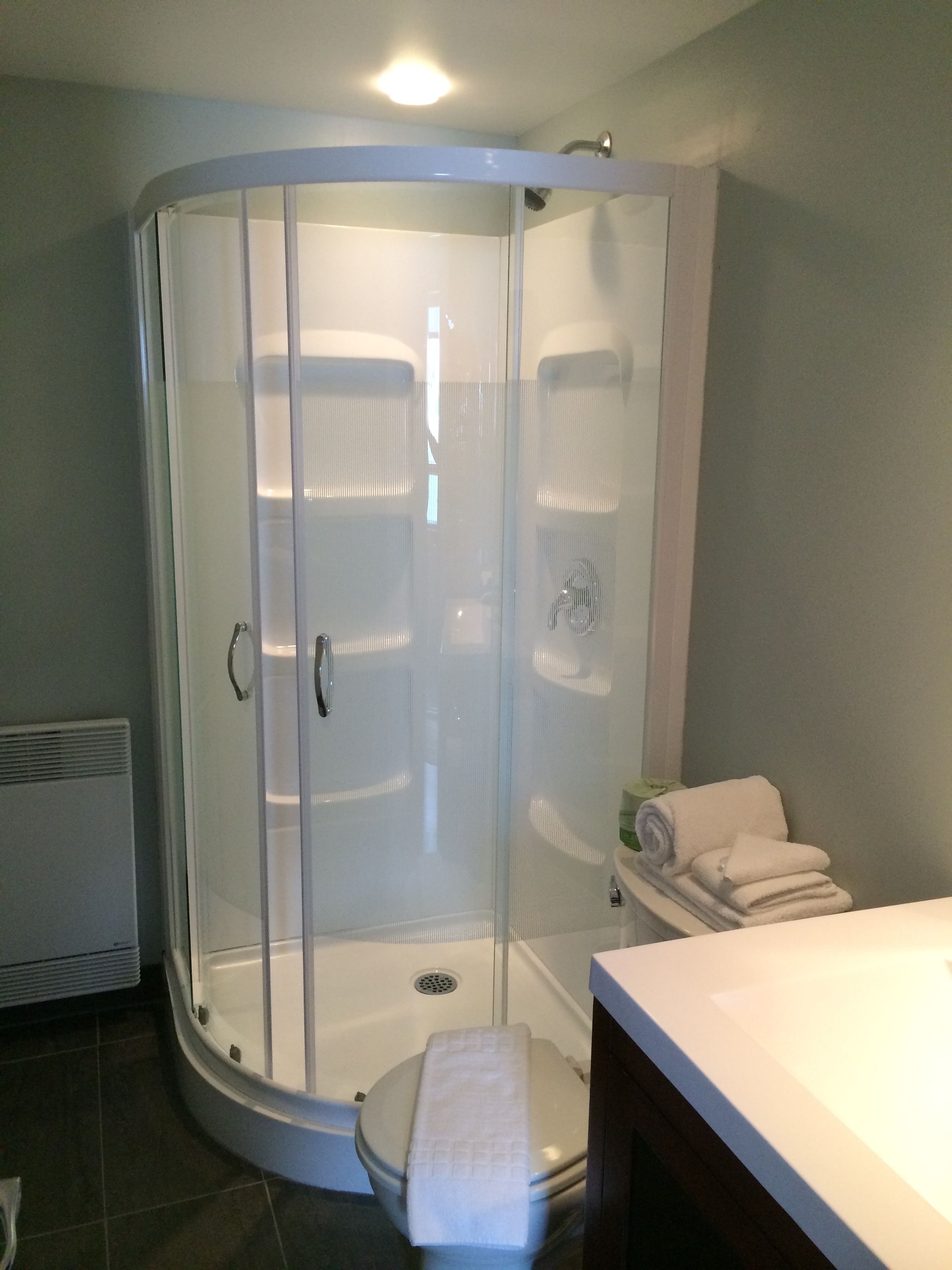 economy room, 1 double bed | bathroom | free toiletries, hair dryer, towels