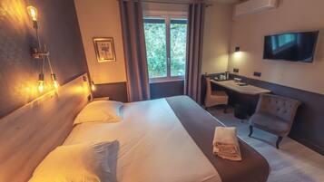 أغطية فراش متميزة وميني بار وخزنة داخل الغرفة ومكتب