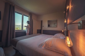 Panoramic Suite, Park View | Premium bedding, minibar, in-room safe, desk - Logis Hôtel Restaurant Le Plantevin  (Propiac)