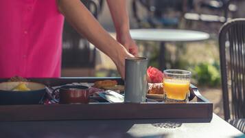 بوفيه فطور يوميًا بتكلفة قدرها (15 EUR للشخص)