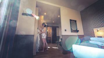 Panorama suite, uitzicht op park | Luxe beddengoed, een minibar, een kluis op de kamer, een bureau