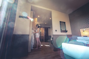 Panorama suite, uitzicht op park | Luxe beddengoed, een minibar, een kluis op de kamer, een bureau