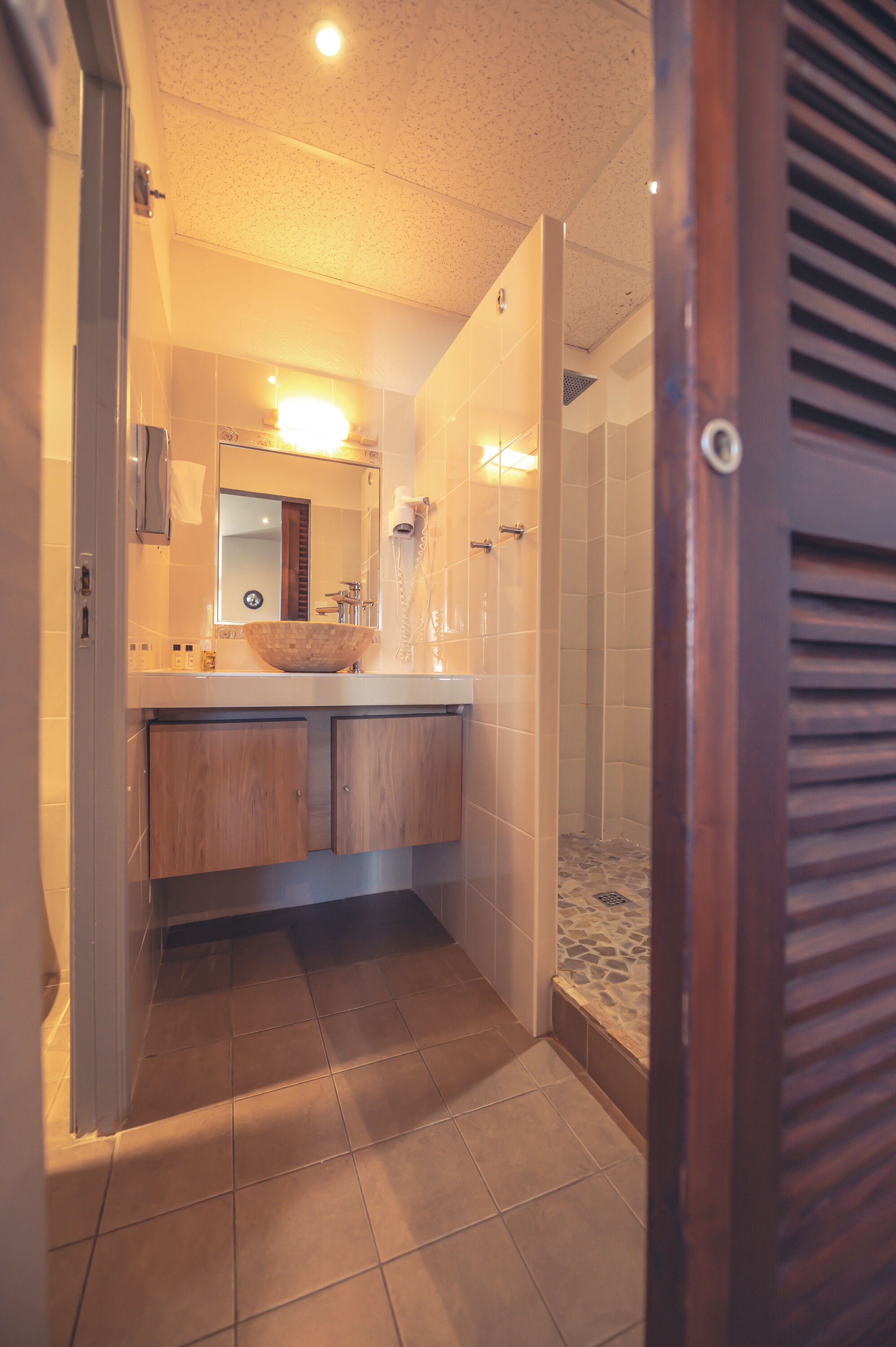 panoramic suite, park view | bathroom | free toiletries, hair dryer, towels