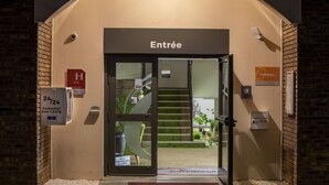 An entrance with a sign reading "Entrée," a 24/24 payment by card machine, and a staircase leading inside. - The Originals Access Bourges Nord (Saint-Doulchard)