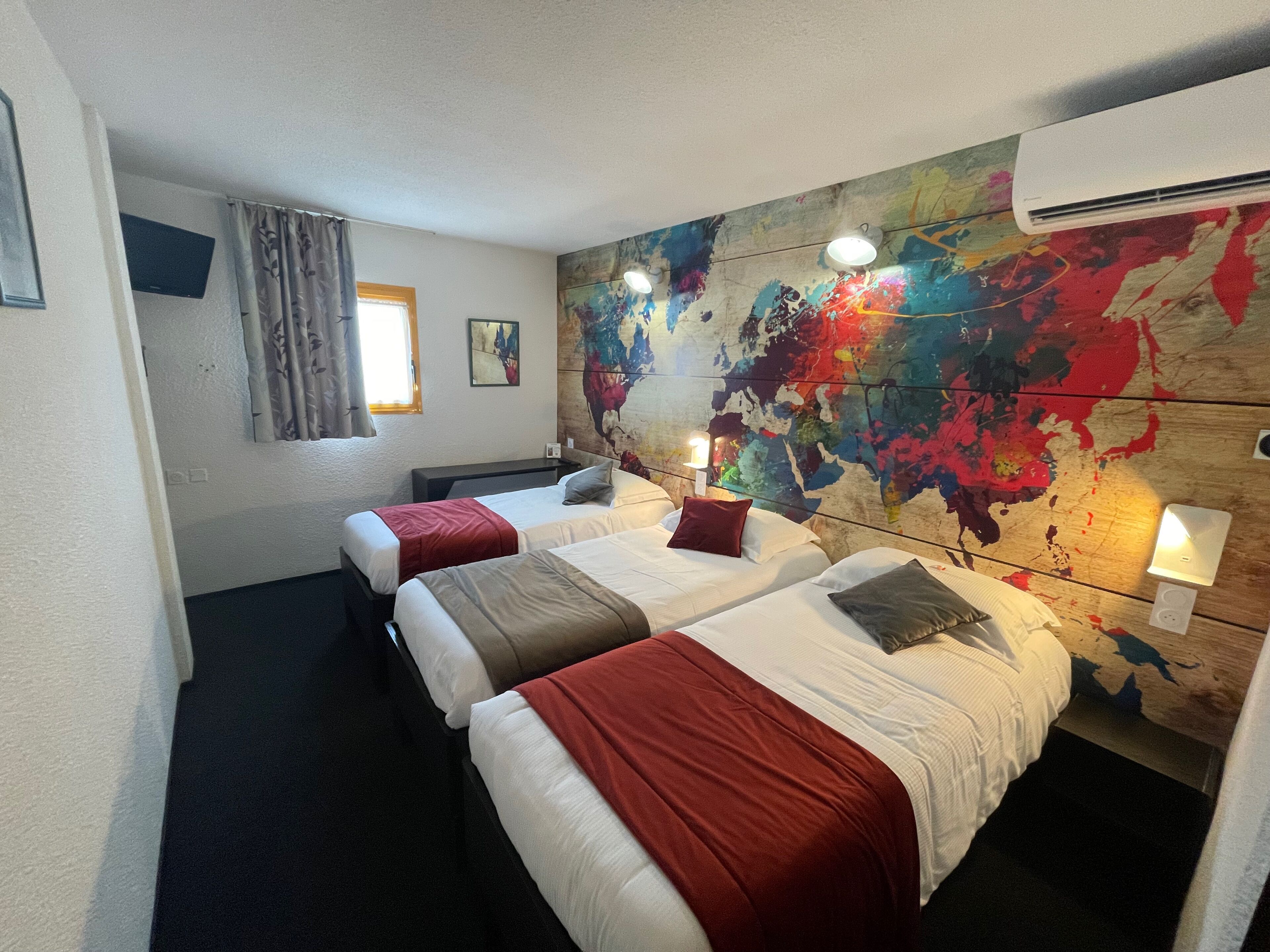 standard triple room | individually furnished, desk, soundproofing, free wifi