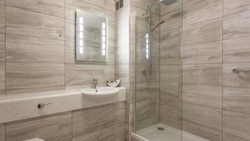Combined shower/tub, free toiletries, hair dryer, towels