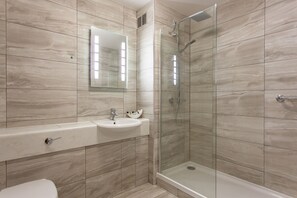 Combined shower/tub, free toiletries, hair dryer, towels - Hotel Jerbourg (St. Martins)