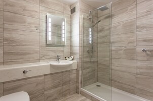 Bañera con ducha, artículos de tocador gratuitos, secador de pelo