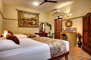In-room safe, individually decorated, individually furnished, desk - Hotel Cielo (Playa del Carmen)