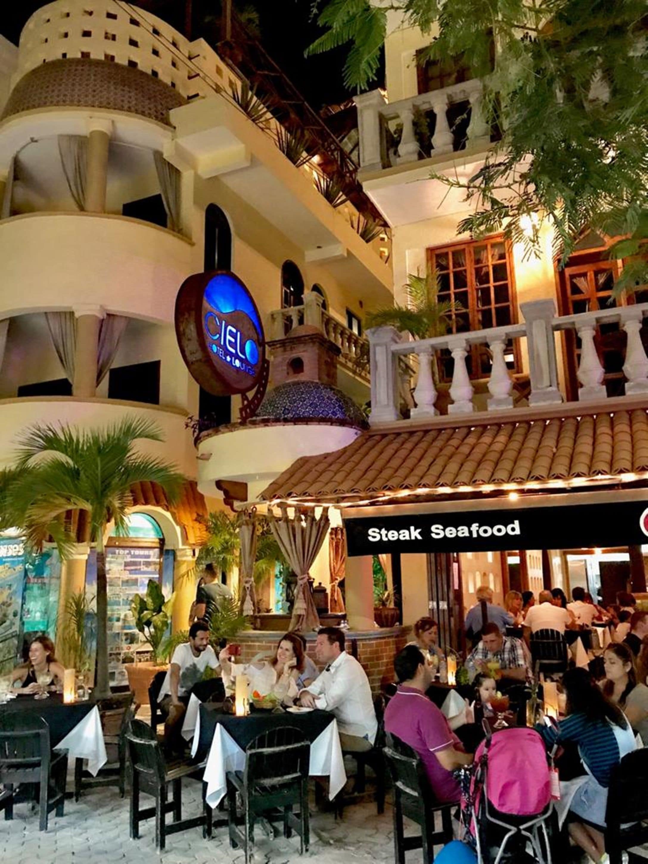 Vista frontal de la propiedad por la tarde o noche