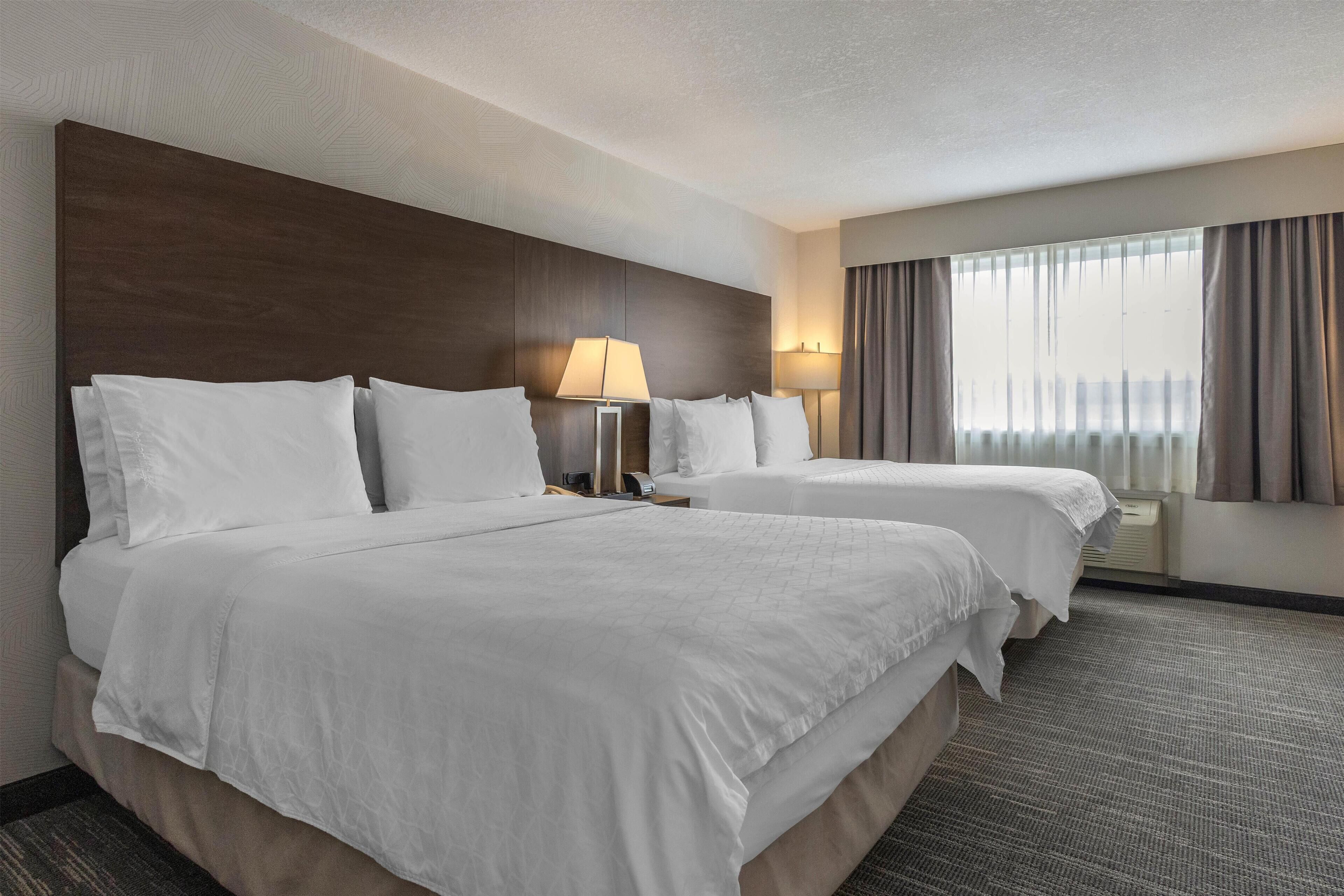 مكتب ومساحة عمل للكمبيوتر المحمول وستائر تعتيم ومكواة/لوح كي