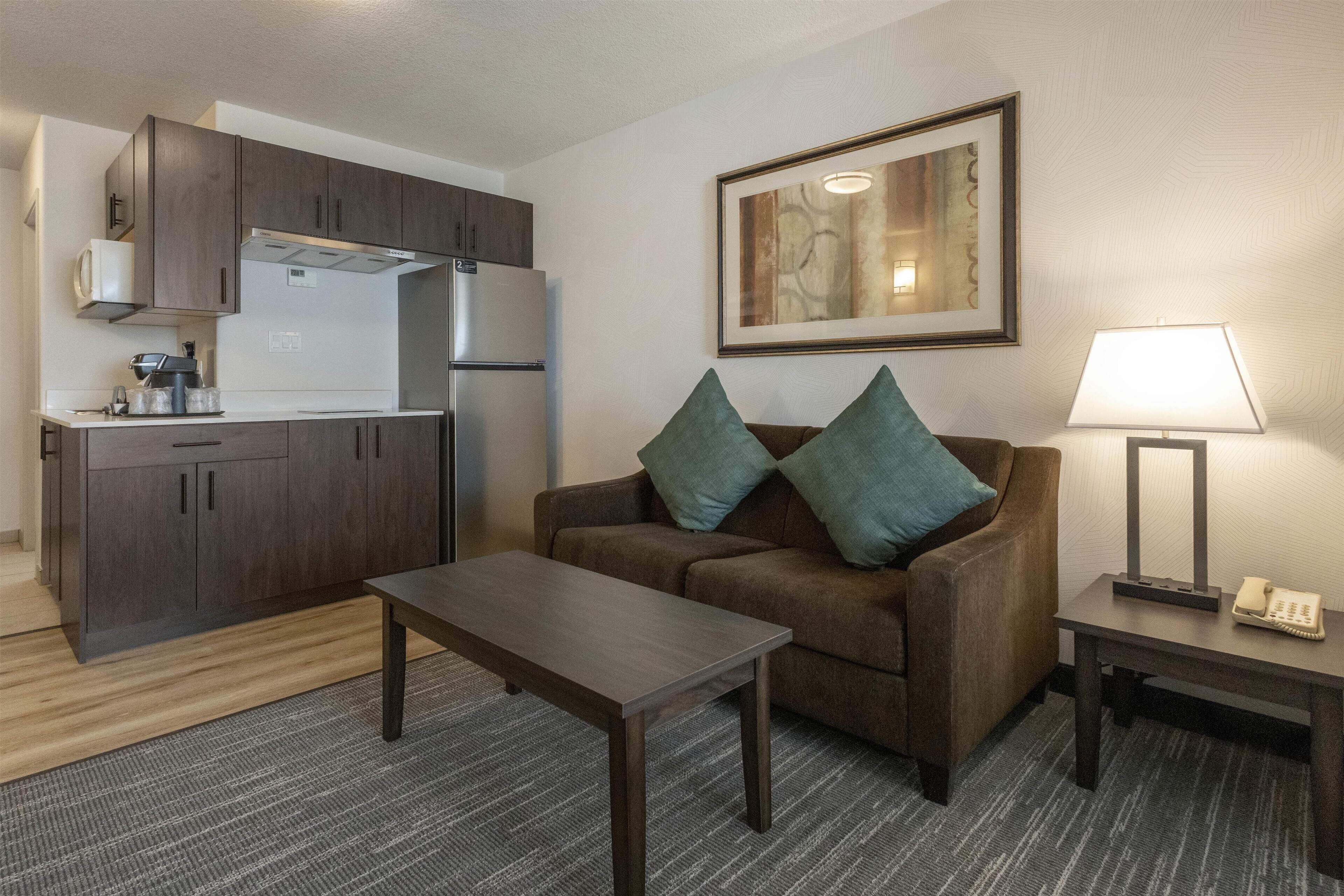 Suite, 1 cama de matrimonio grande, no fumadores, cocina básica (Dining Table;with Sofabed) | Escritorio, espacio para trabajar con un portátil, cortinas opacas