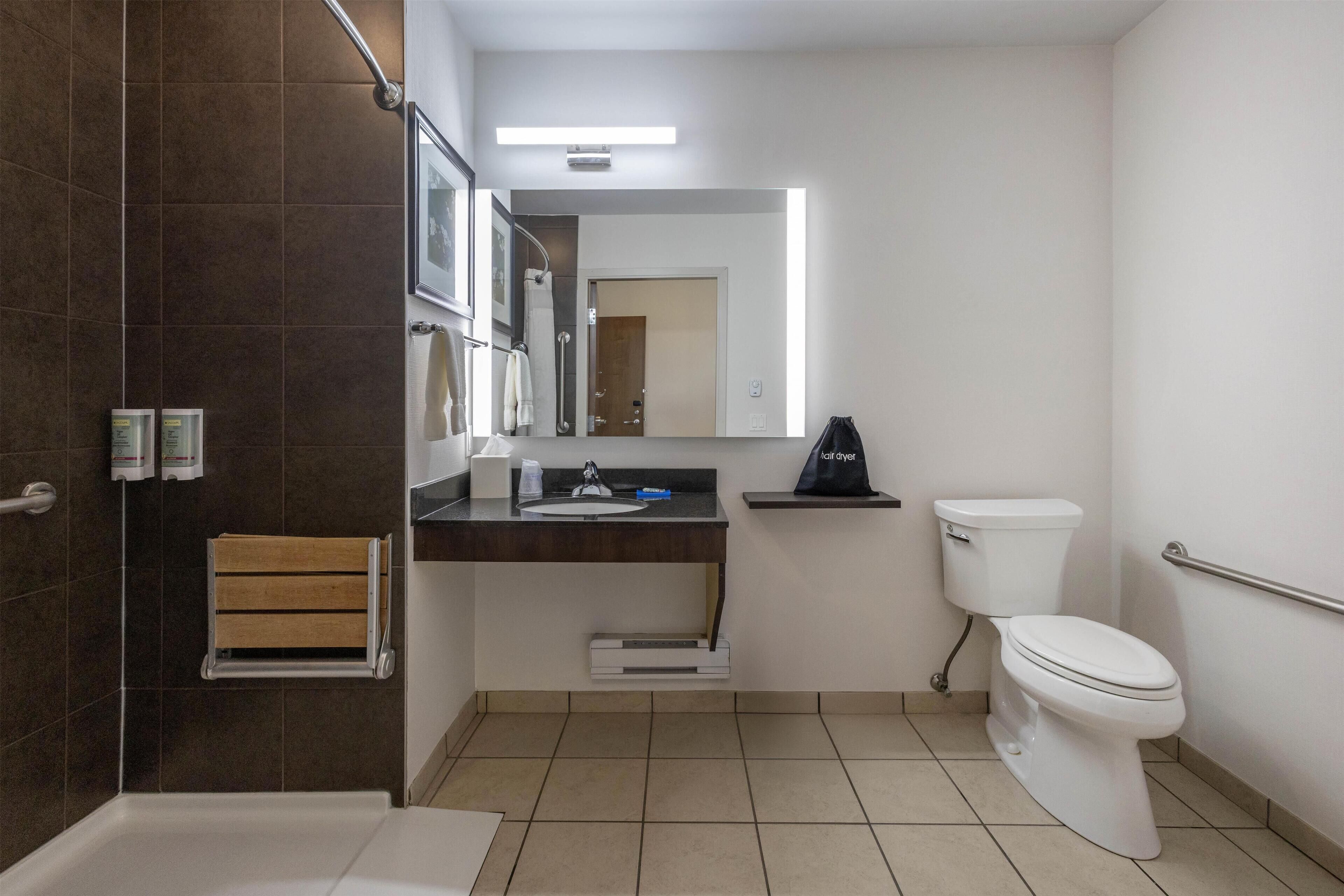 Ein modernes Badezimmer mit Badewanne, Waschbecken, Toilette und Duschbereich.
