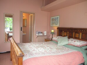 Premium bedding, free WiFi, bed sheets - Brambles Bed and Breakfast (Tiverton)