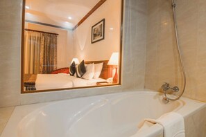 Colonial Double Balcony | Bathroom