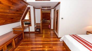 Minibar, caja de seguridad en la habitación y escritorio