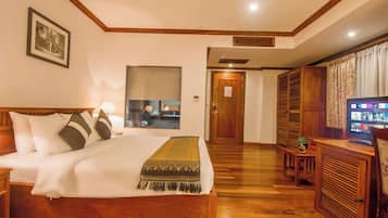 Colonial Double Balcony | Minibar, in-room safe, desk, laptop workspace