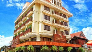A multi-story hotel with balconies and a red roof. - Cheathata CTA Hotel Siem Reap (Siem Reap)