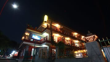 Depan hartanah - siang/malam