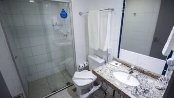 Habitación ejecutiva doble | Baño | Artículos de higiene personal gratuitos, secador de pelo y toallas