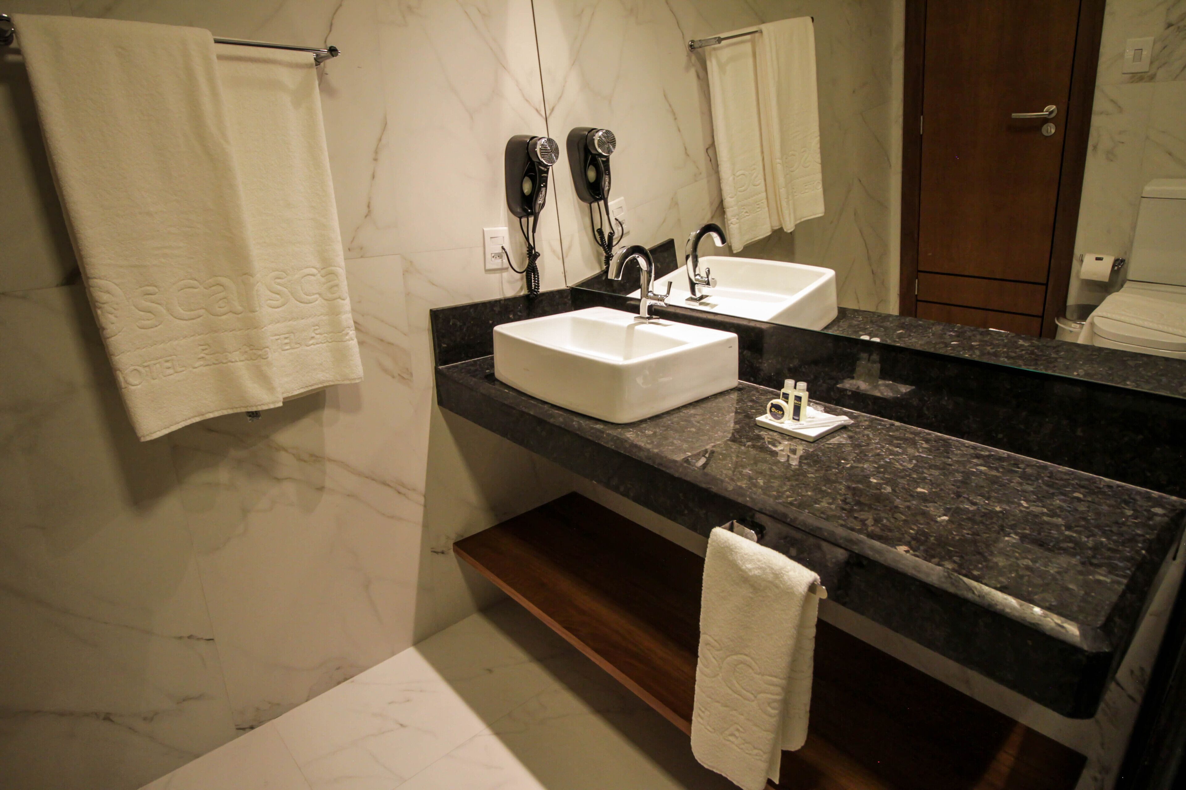 superior double room (executivo) | bathroom | free toiletries, hair dryer, towels