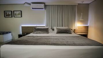 Quarto casal executivo | Edredons de pluma, camas com colchões pillow-top, frigobar, escrivaninha