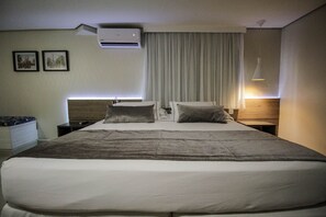 Executive dubbelrum | Duntäcken, bäddmadrasser, minibar och skrivbord