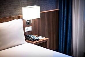 Skrivbord, arbetsyta för laptop, ljudisolering och gratis barnsängar