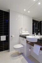 Douche, sèche-cheveux, serviettes fournies