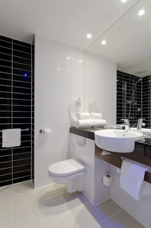 Douche, séchoir à cheveux, serviettes fournies